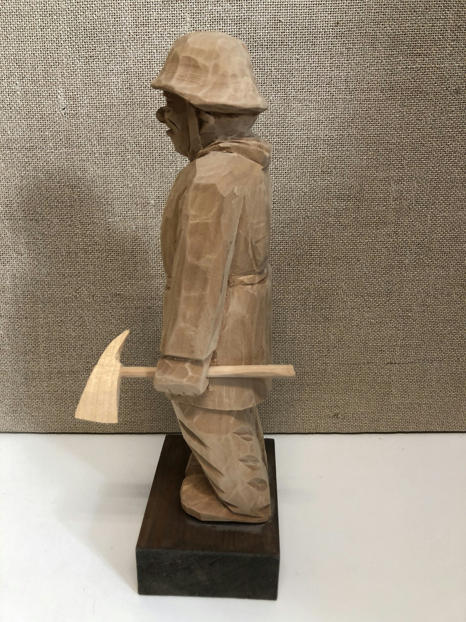 SKULPTUR, trä, "Brandman", monogramsignerad FE.