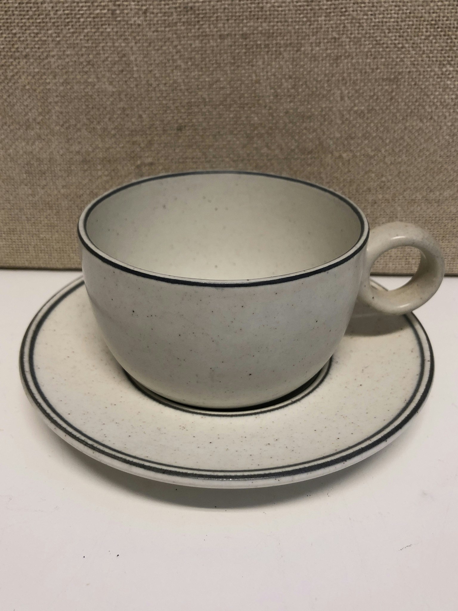 STIG LINDBERG. Kaffekopp med fat, stengods,"Birka", Gustavsberg.
