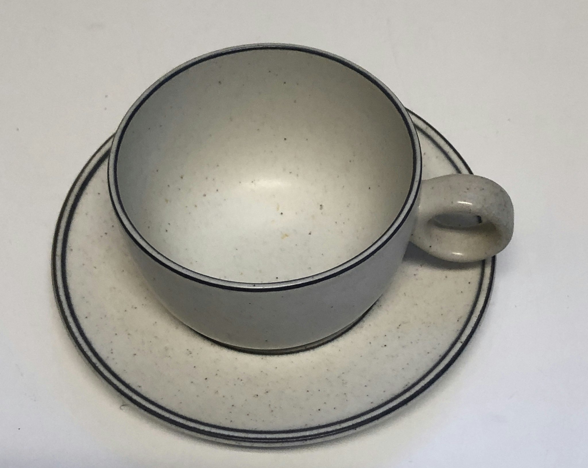 STIG LINDBERG. Kaffekopp med fat, stengods,"Birka", Gustavsberg.