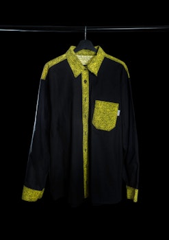 Svart skjorta med gröna detaljer. Stl 4XL