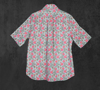 Kortärmad skjorta, grönblommig med fickor i sidorna. Stl XL