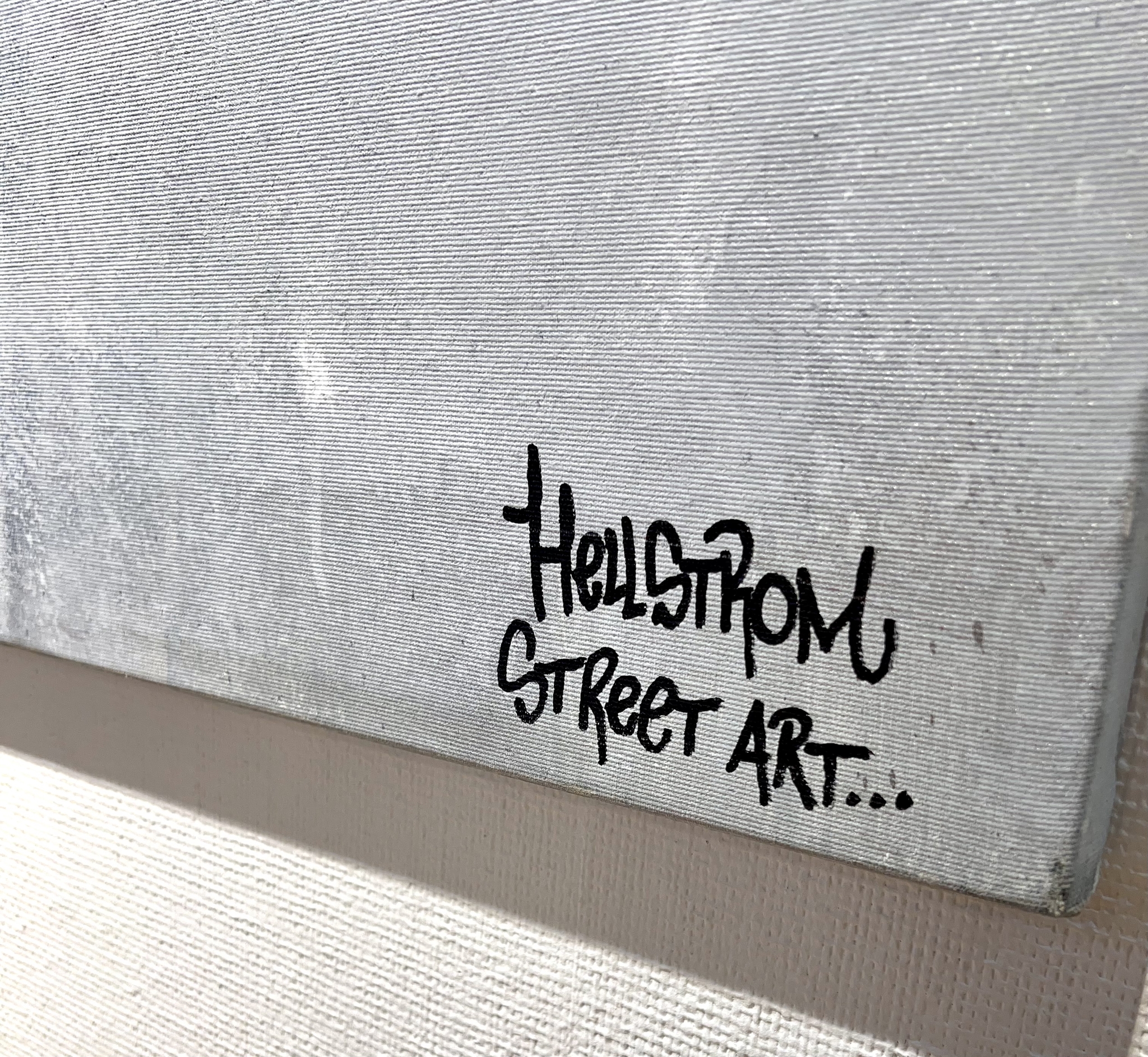 "Nästan som en tavla över rätt och fel" av  Hellstrom Street Art. 130x165cm.