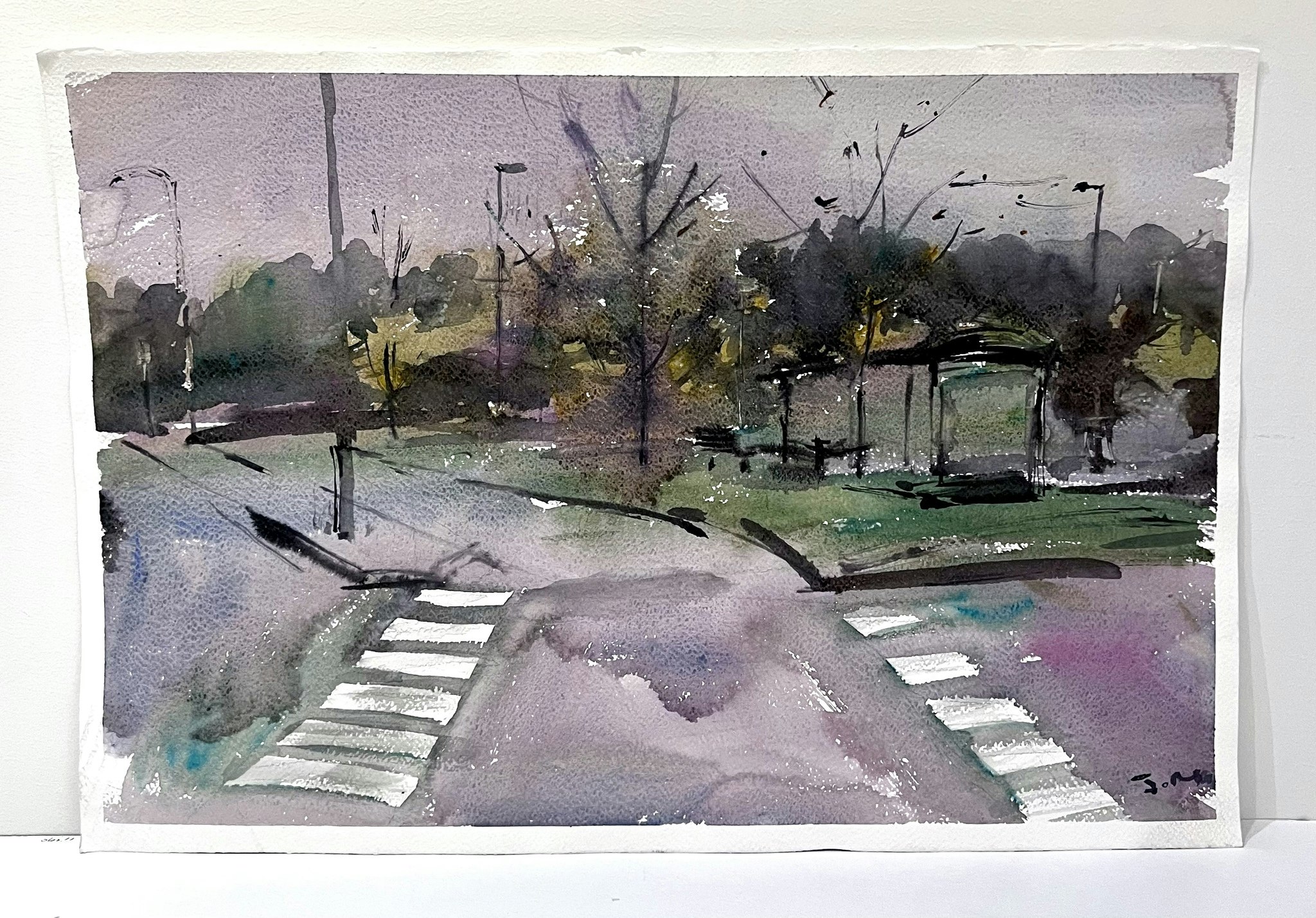 "Crossing the road in my new hometown" Akvarell av John Ma. 56x38 cm