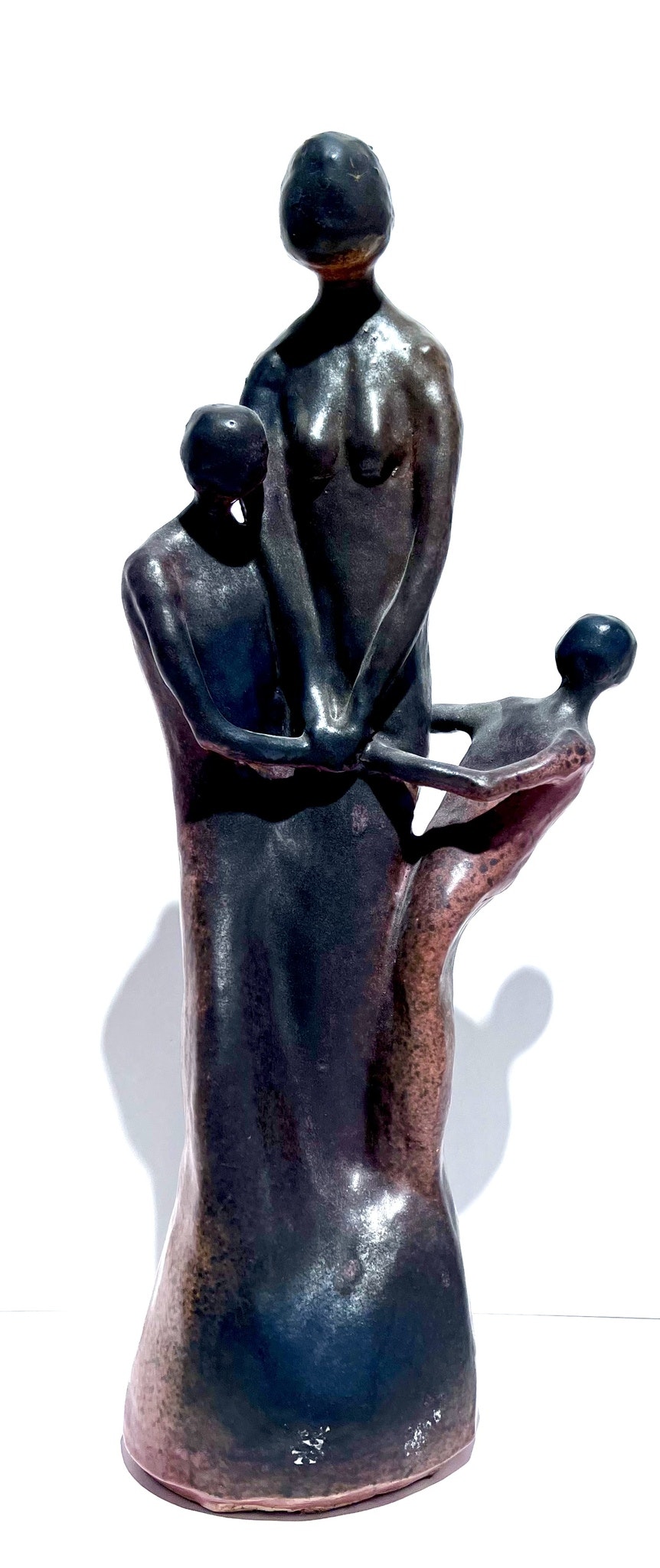 "Familj" Skulptur i stengods av Åke Larsson. Höjd 47 cm