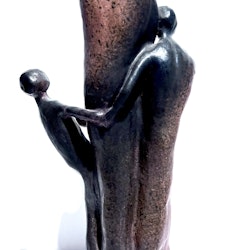"Familj" Skulptur i stengods av Åke Larsson. Höjd 47 cm