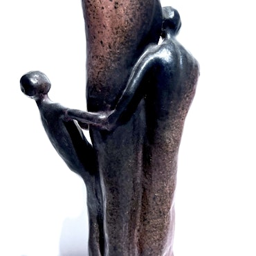 "Familj" Skulptur i stengods av Åke Larsson. Höjd 47 cm
