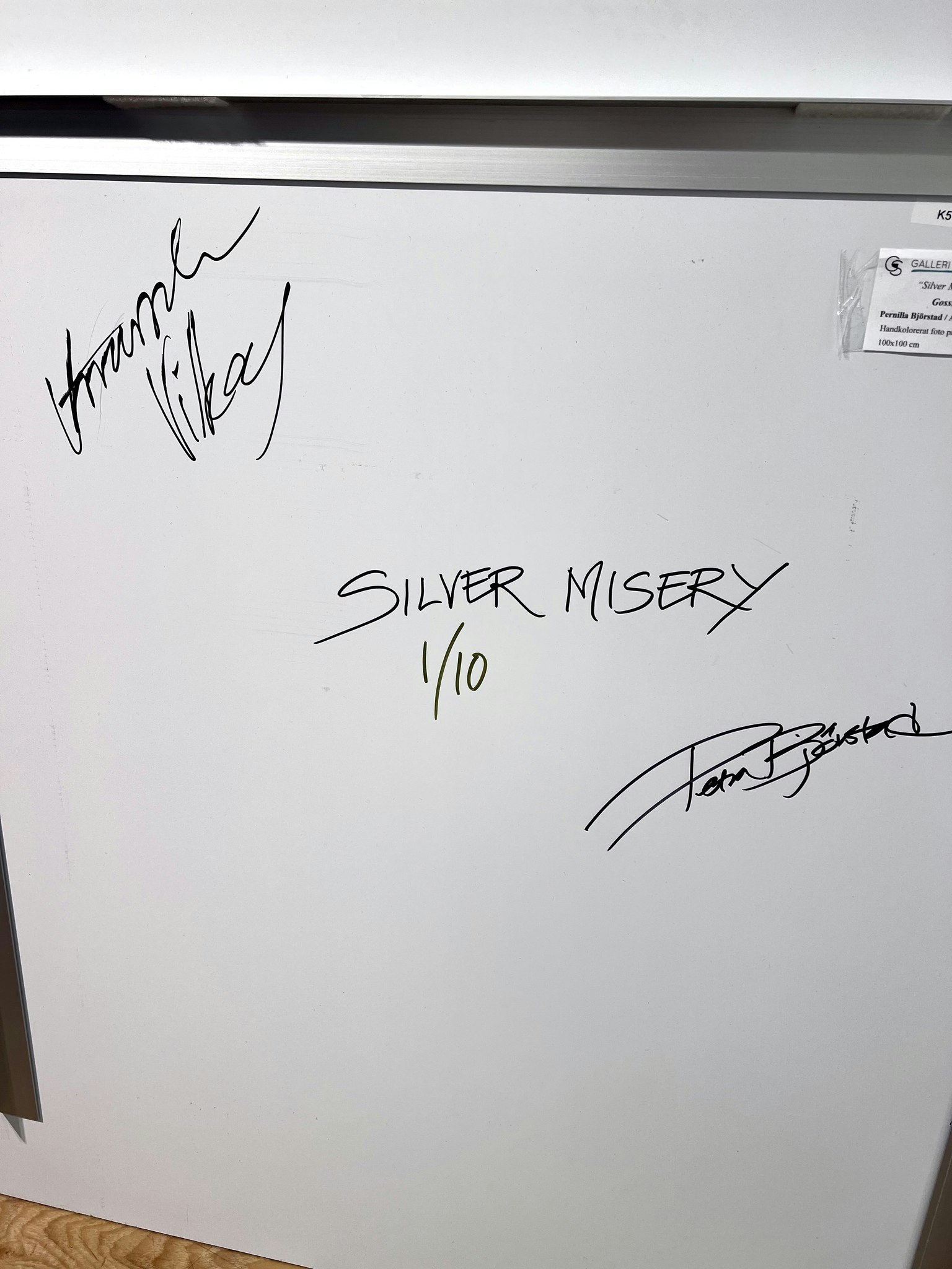 "Silver Misery" Foto på metall av Gossip. Nr 1/10. 100x100cm
