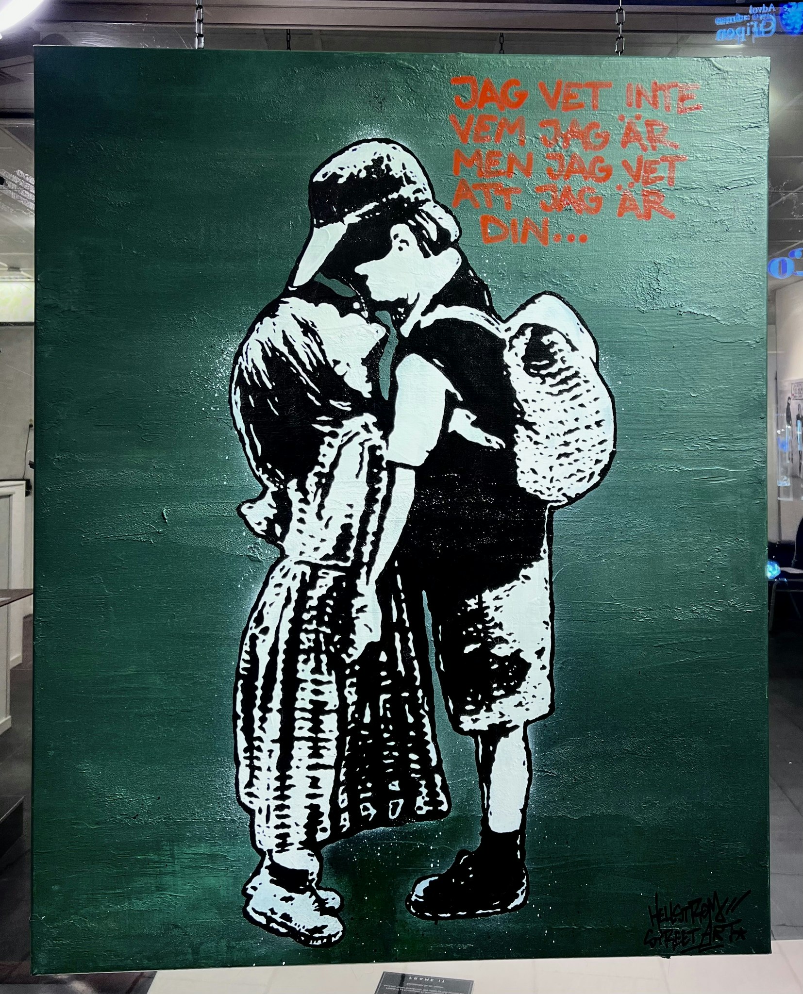 6. "Jag vet inte vem jag är men jag vet att jag är din” av Hellstrom Street Art 80x100 cm