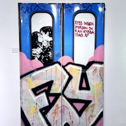 "Kyss ingen imorgon du kan kyssa idag” av Hellstrom Street Art, Feg & Idot från FY Crew 120x200 cm