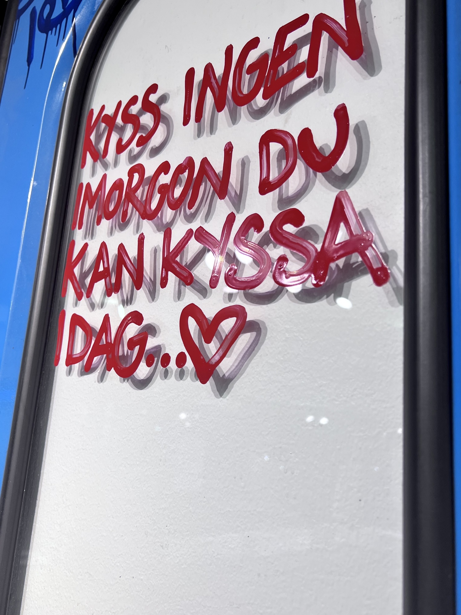 19. "Kyss ingen imorgon du kan kyssa idag” av Hellstrom Street Art, Feg & Idot från FY Crew 120x200 cm