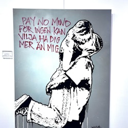 "Pay no mind för ingen kan vilja ha dig mer än mig” av Hellstrom Street Art. 90x115 cm