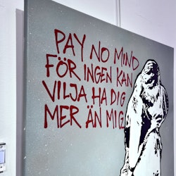 "Pay no mind för ingen kan vilja ha dig mer än mig” av Hellstrom Street Art. 90x115 cm