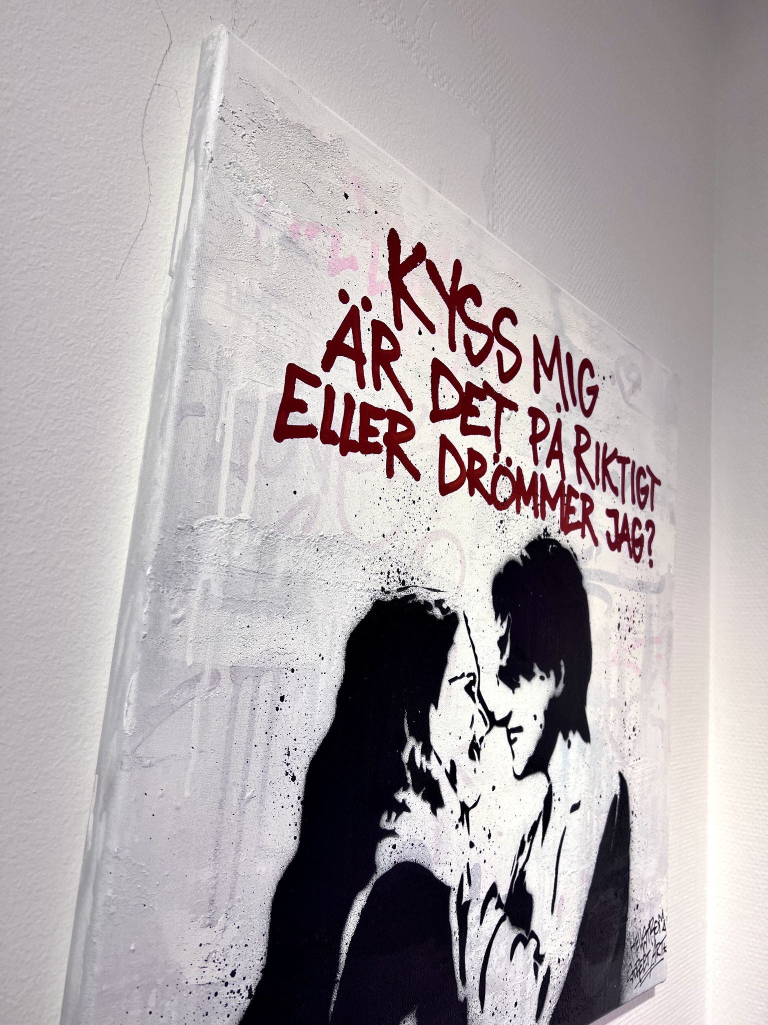 17."Kyss mig. Är det på riktigt eller drömmer jag” av Hellstrom Street Art. 60x80 cm