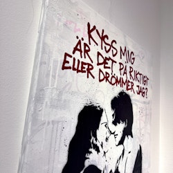 "Kyss mig. Är det på riktigt eller drömmer jag” av Hellstrom Street Art. 60x80 cm