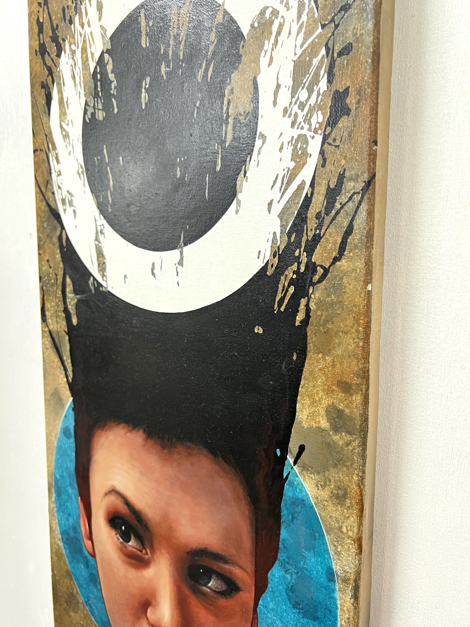 "Kvinna med Halo" Akrylmålning på duk av Jonas Brodin. 30x70 cm