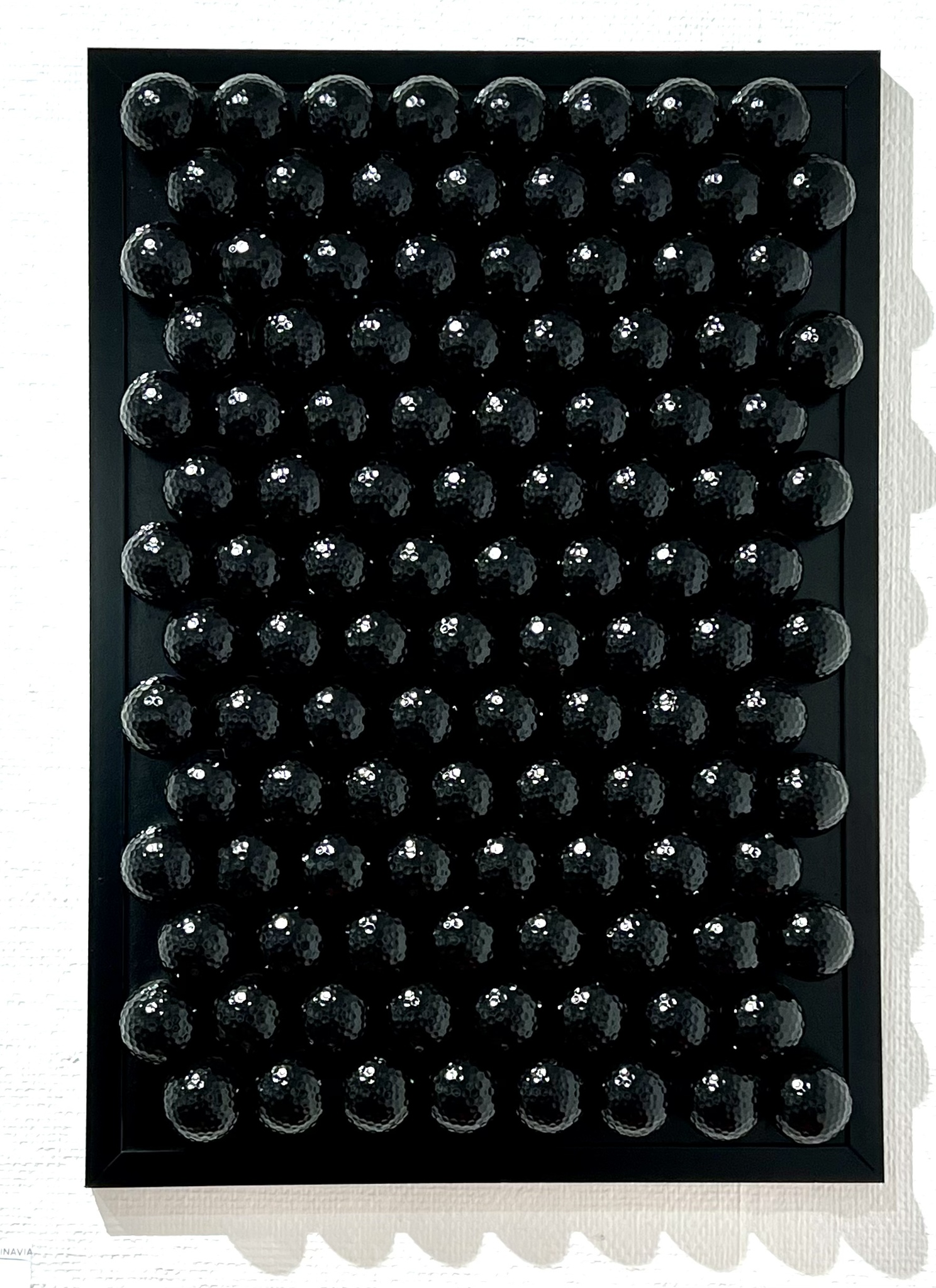 "Blackballs" Blandteknik med golfbollar av Adam Ström. 55x40 cm