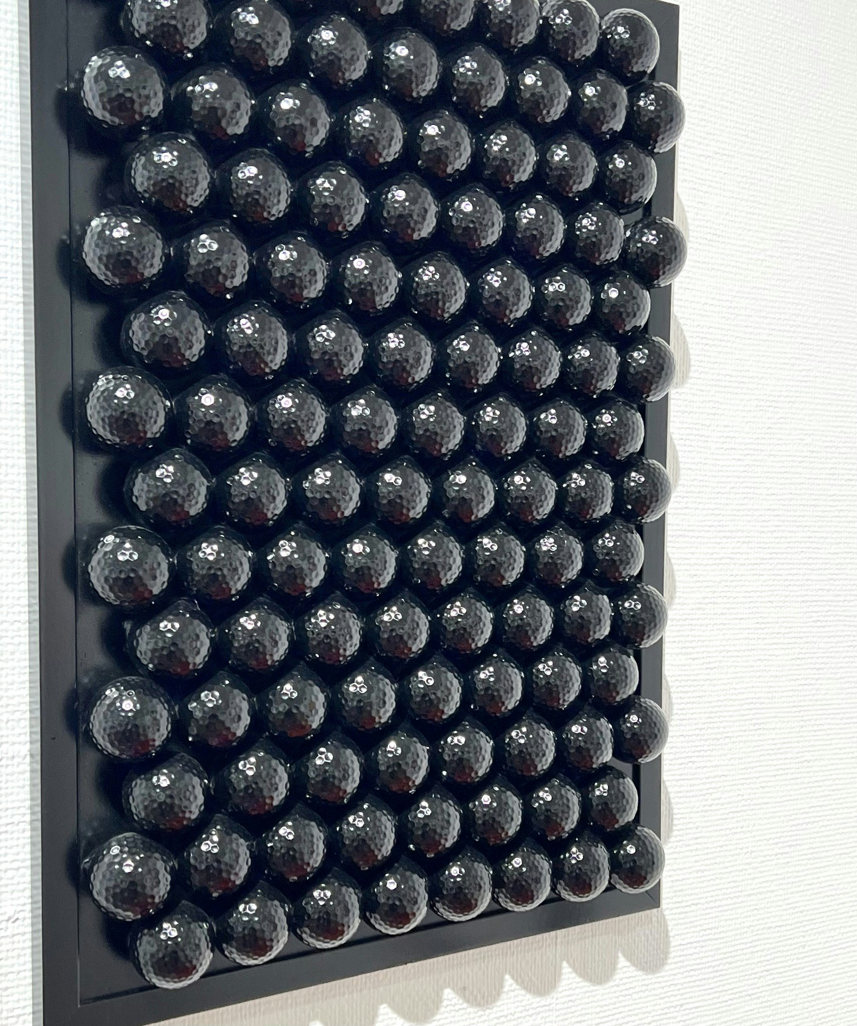 "Blackballs" Blandteknik med golfbollar av Adam Ström. 55x40 cm