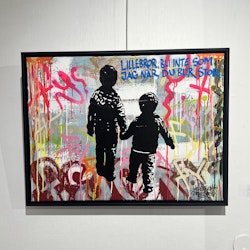 “Lillebror bli inte som jag när du blir stor…" Blandteknik på duk av Hellstrom Street Art & FEG (FY)    Blandteknik  84 x 64 cm