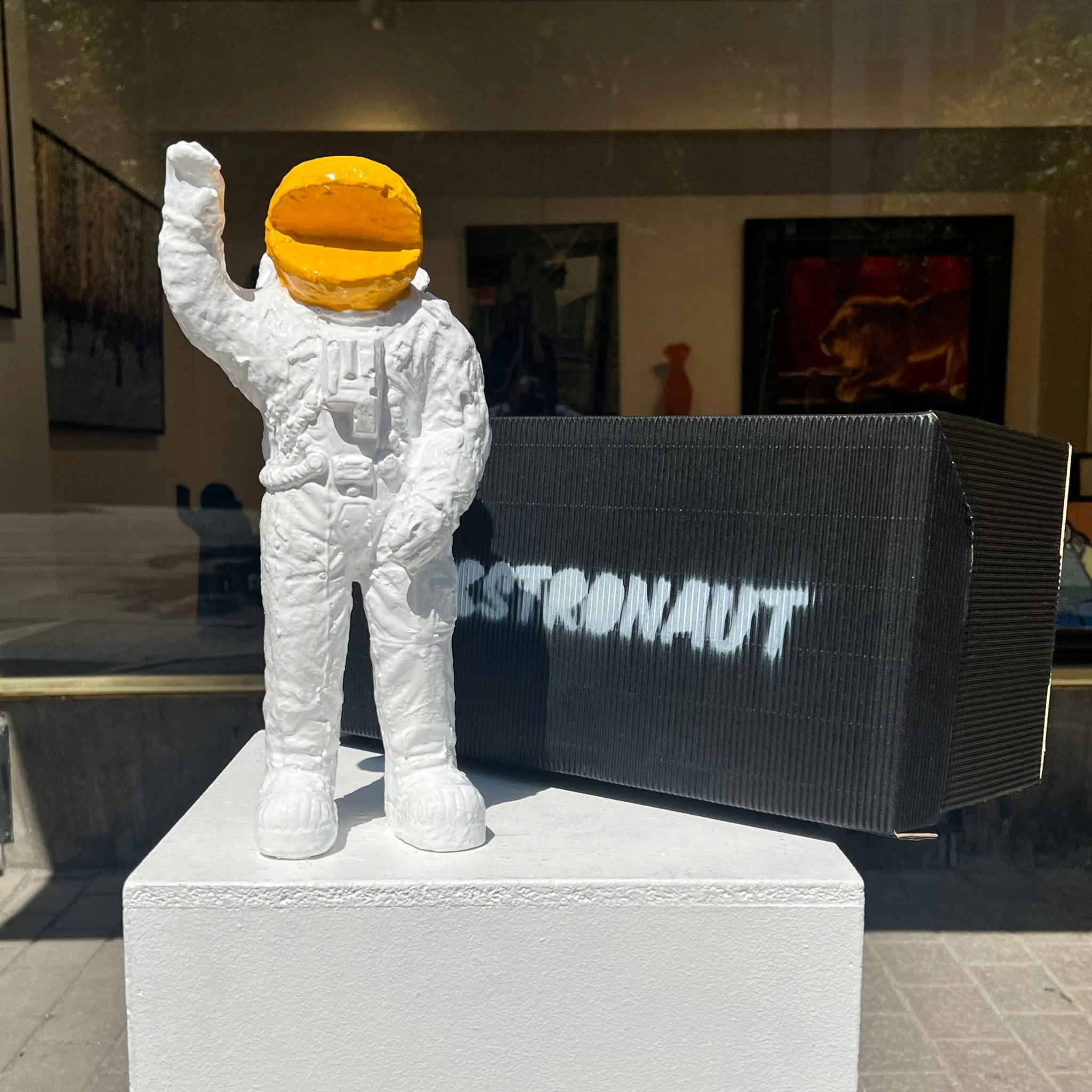 "PACSTRONAUT" Skulptur av Adam Ström. H. 34 cm