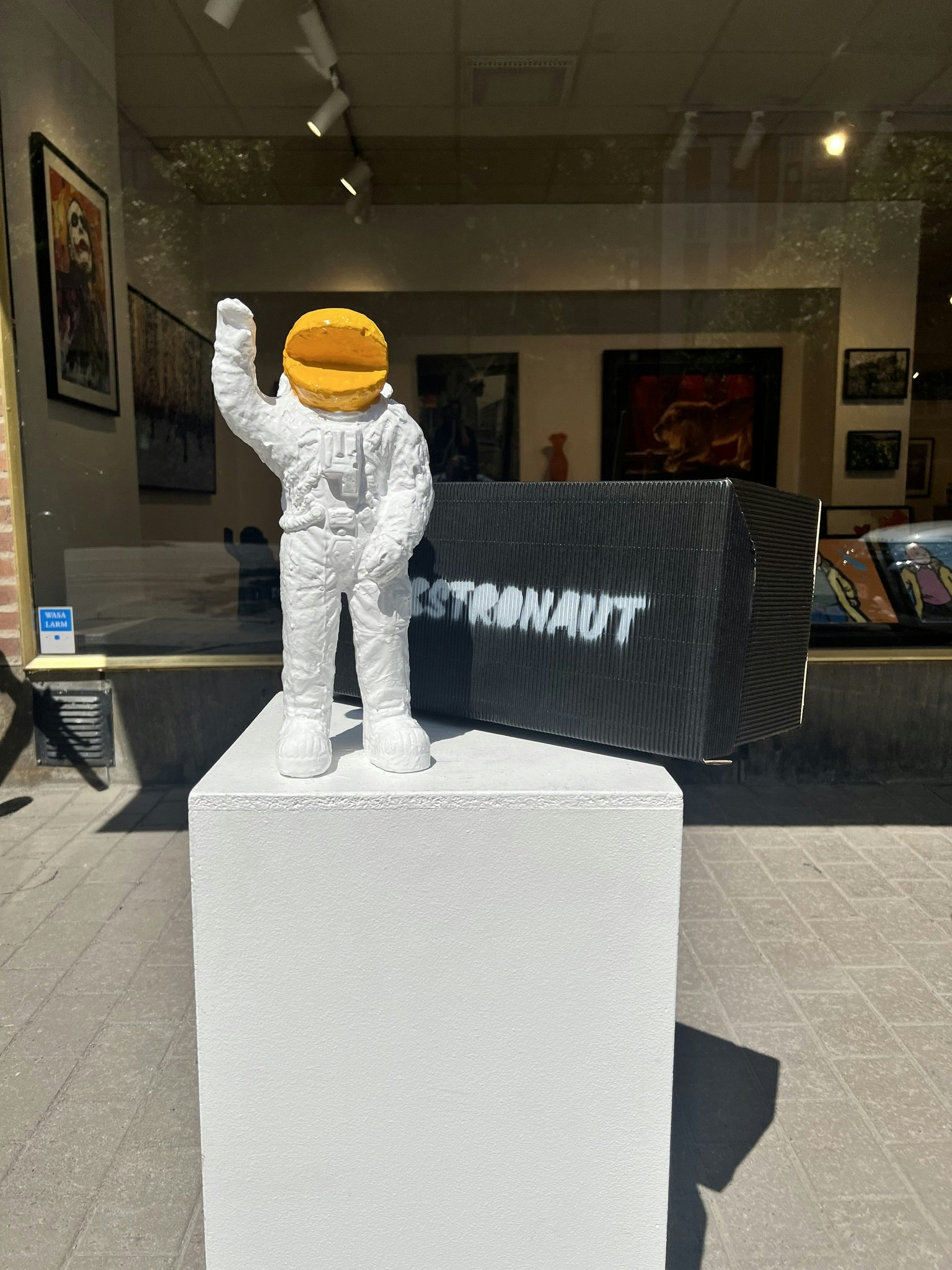 "PACSTRONAUT" Skulptur av Adam Ström. H. 34 cm