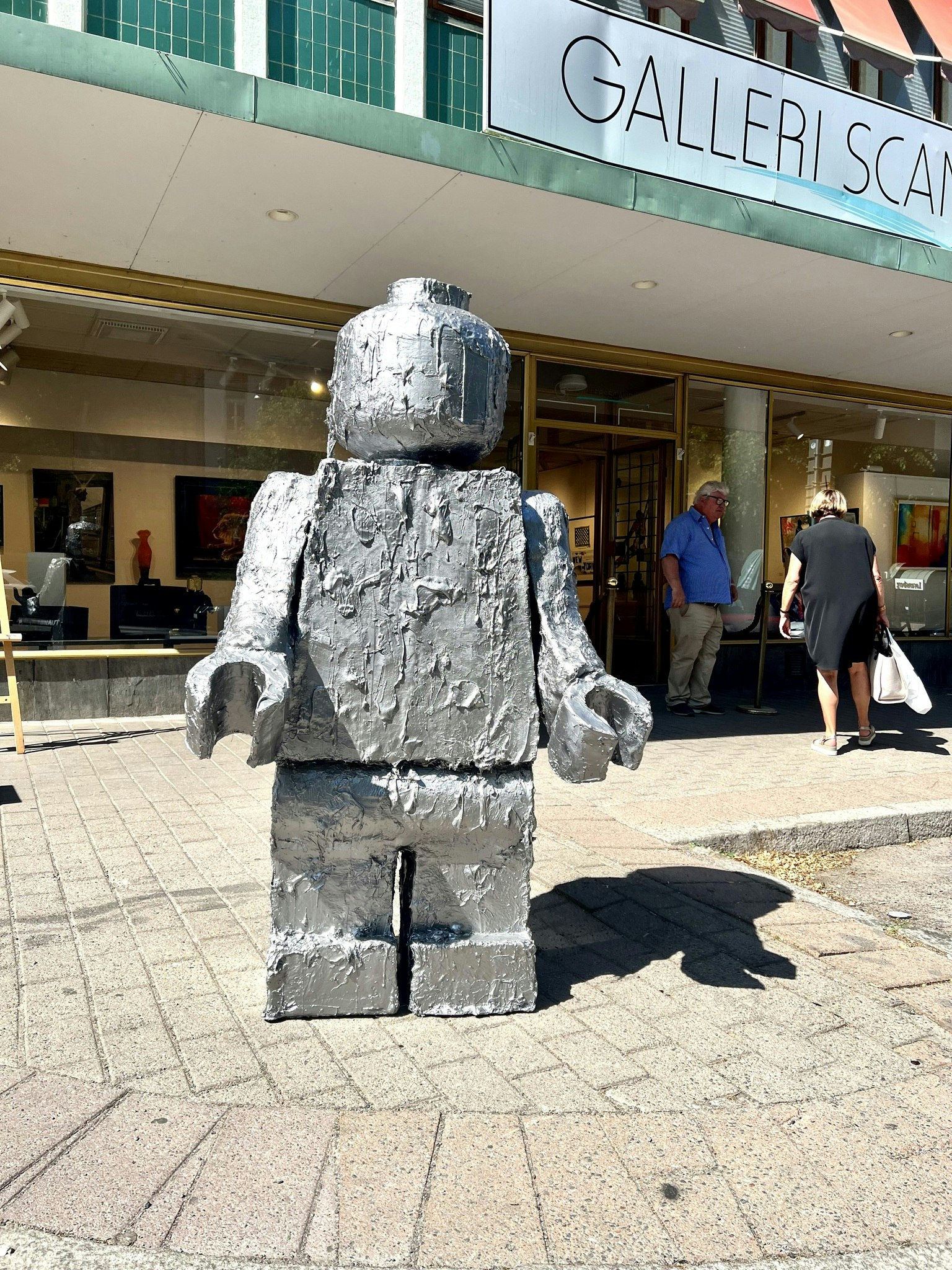 Melted giant Lego" Skulptur av Adam Ström. H. 170 m - Galleri Scandinavia