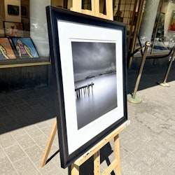 "Wooden Pier" Foto av Anders Hammarström ur Light & Tranquility serien. 63 x 65 cm