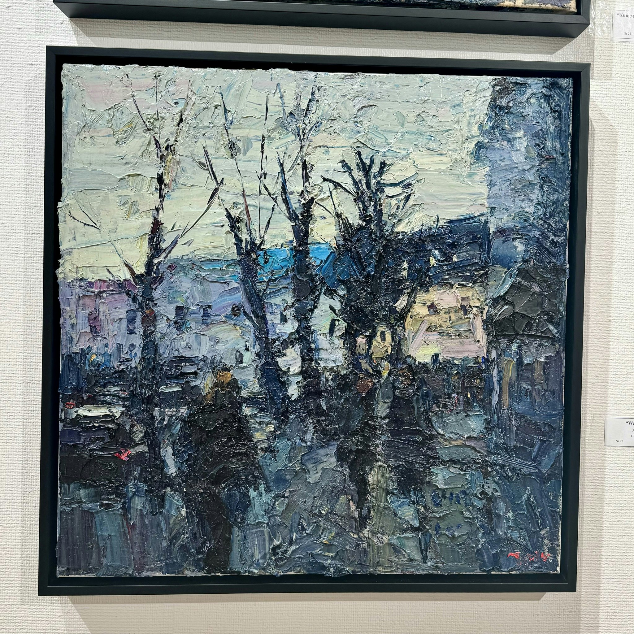 25. "Wet Street (Magasinsgatan)" Olja på duk av John Ma. 64x64 cm