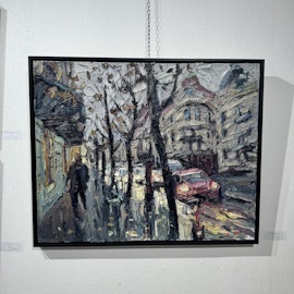 26. "Raining street (Prinsgatan)" Olja på duk av John Ma. 104x84 cm