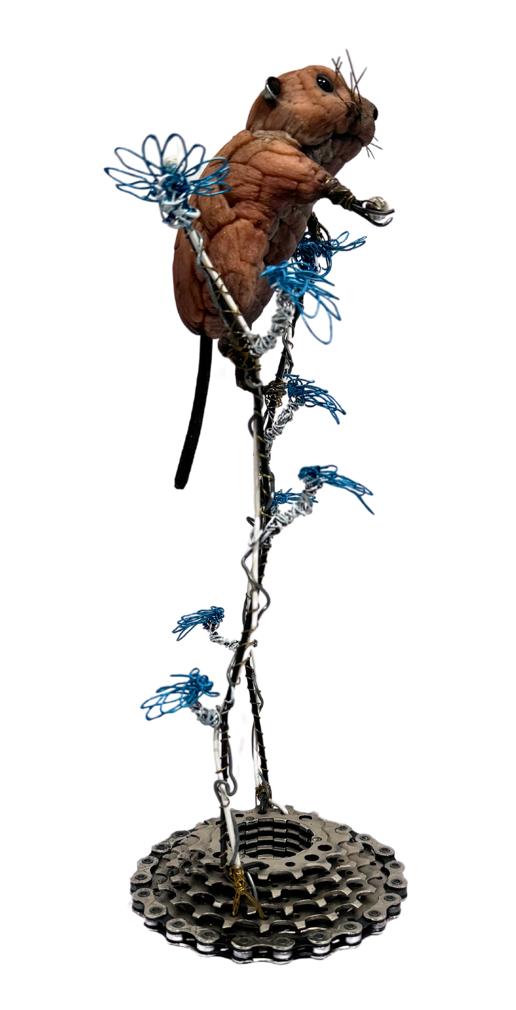 "Pärlgåvan" Unik skulptur i metallskrot av Kristian Saapunki. Höjd 30 cm