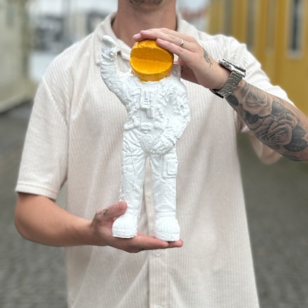 "PACSTRONAUT" Skulptur av Adam Ström. H. 34 cm