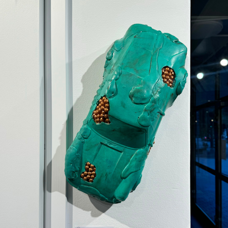 "Melted Porshe II" Väggskulptur av Adam Ström. 45x19x13 cm