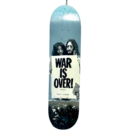 "War is over" Blandteknik på Skateboard av Mike Blomqvist. 110x150 cm