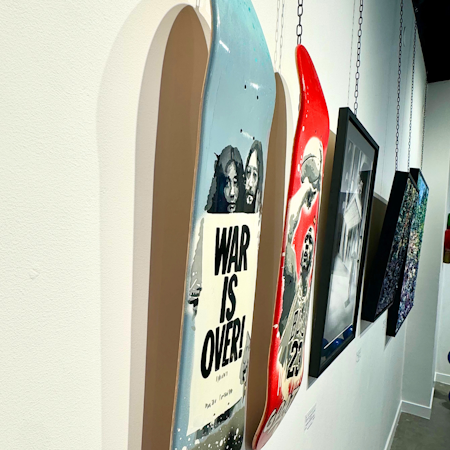 "War is over" Blandteknik på Skateboard av Mike Blomqvist. 110x150 cm