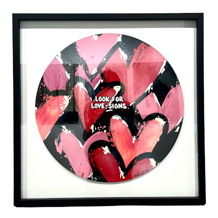 "Look for lovesigns", blandteknik på gatuskylt av Mike Blomqvist, 63x63 cm.