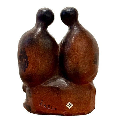 Vänskap, skulptur i stengods av Åke Larsson, h. 27 cm