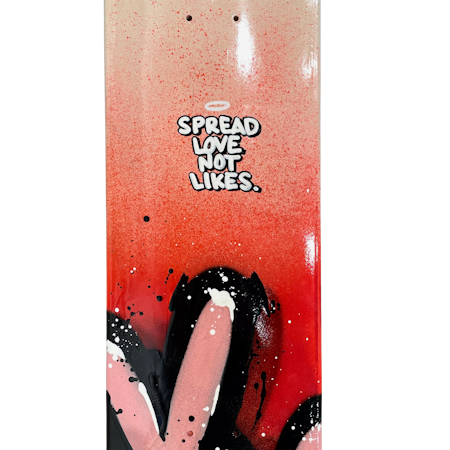 Spread love not likes, blandteknik på skateboard av Mike Blomqvist, 80x20 cm
