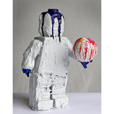 Learn to let go, Skulptur av Adam Ström. h 42 cm. Del av serien Melted Lego