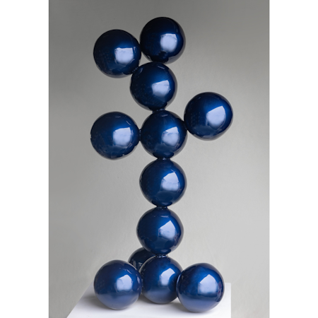 Hug me (Blue), Skulptur av Adam Ström. h 130 cm. Del av serien Balldog