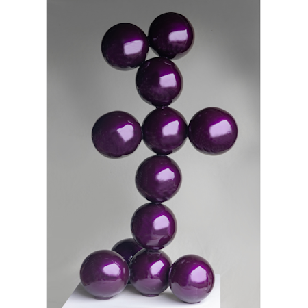 Hug me (Purple), Skulptur av Adam Ström. h 130 cm. Del av serien Balldog