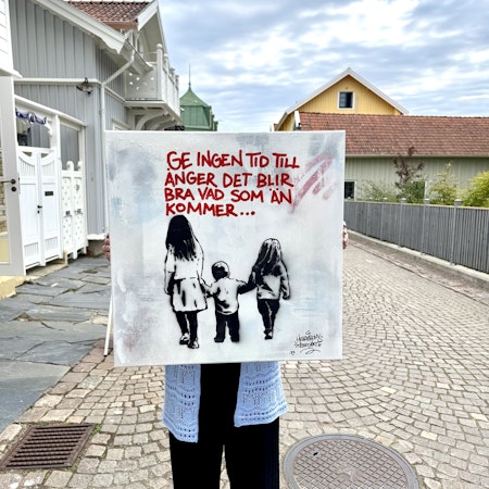 Ge ingen tid till ånger, Blandteknik på duk av Hellstrom Street Art, 60x60 cm