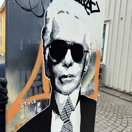 "Style Icon" av Mike Blomqvist, blandteknik med sprayfärg och akryl på duk, 50x100 cm.