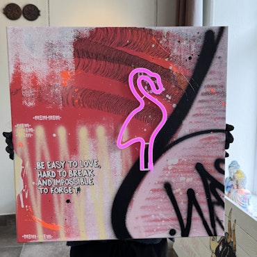 "Be Easy to Love" av Mike Blomqvist, sprayfärg och akryl med rosa LED-neon på duk, 60x60 cm.