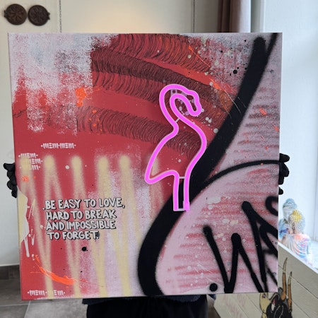 "Be Easy to Love" av Mike Blomqvist, sprayfärg och akryl med rosa LED-neon på duk, 60x60 cm.