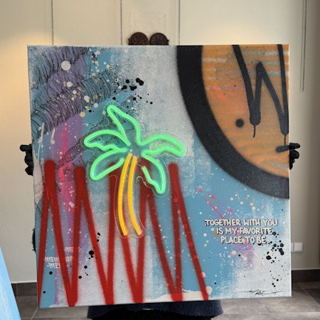 "Together With You" av Mike Blomqvist, sprayfärg och akryl med grön och orange LED-neon på duk, 60x60 cm.