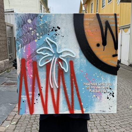 "Together With You" av Mike Blomqvist, sprayfärg och akryl med grön och orange LED-neon på duk, 60x60 cm.