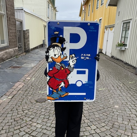 "P is for Pay Me" av Mike Blomqvist, sprayfärg och akryl på återbrukad vägskylt, 50x80 cm.