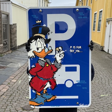 "P is for Pay Me" av Mike Blomqvist, sprayfärg och akryl på återbrukad vägskylt, 50x80 cm.