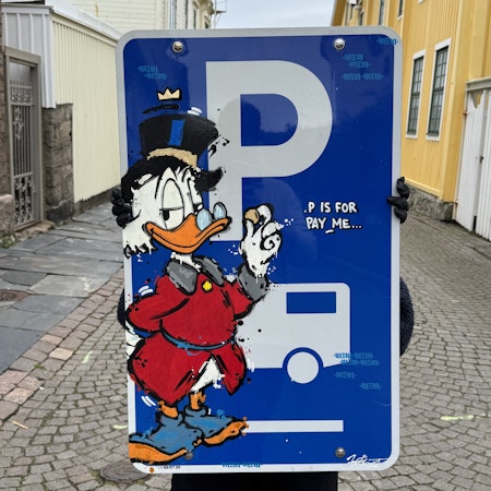 "P is for Pay Me" av Mike Blomqvist, sprayfärg och akryl på återbrukad vägskylt, 50x80 cm.