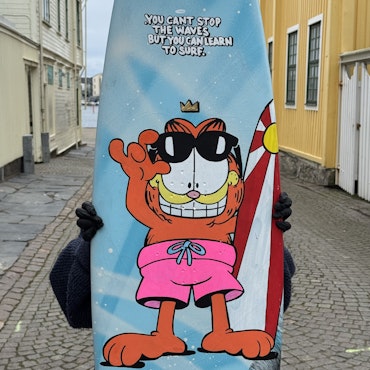 "Learn to Surf" av Mike Blomqvist, sprayfärg och akryl på surfbräda, 176x42 cm.