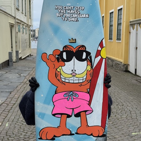 "Learn to Surf" av Mike Blomqvist, sprayfärg och akryl på surfbräda, 176x42 cm.